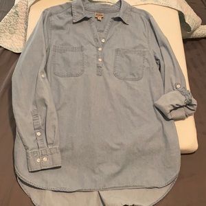 Long sleeved cotton shirt with convertible sleeves.